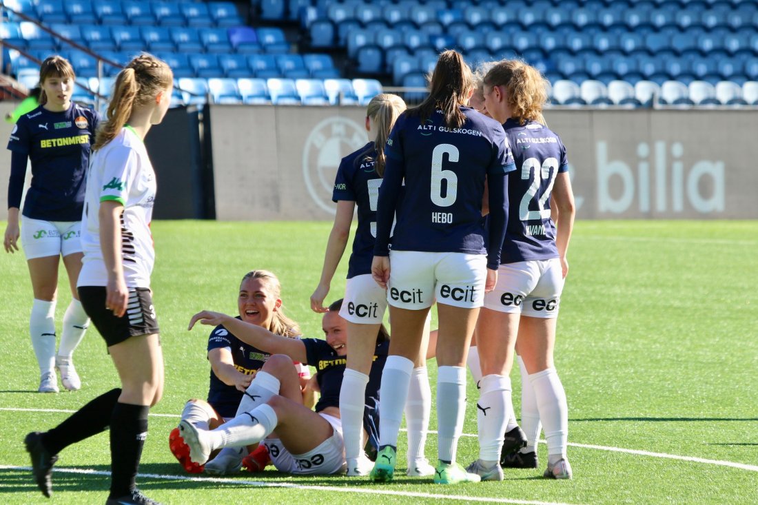 Damelaget feirer scoring i 3-1-seieren over Hønefoss 2.