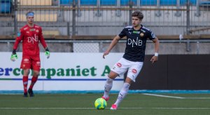Team SIF - Moss FK 2-5, 18. april 2017: Kasper Flo med ballen. Matias Tjellaug Finnestrand i bakgrunnen.