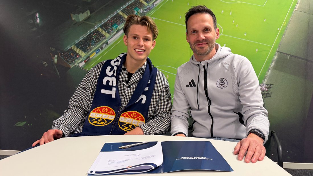 Bilde av Aleksander van der Spa sammen med sportssjef Jackie Rasmussen.