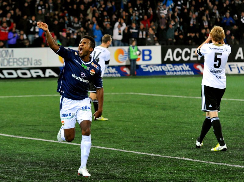 Ola Kamara feirer utligningen mot Rosenborg i 2012 &ndash; et av hans totalt sju mål mot Rosenborg i Godset-drakt.