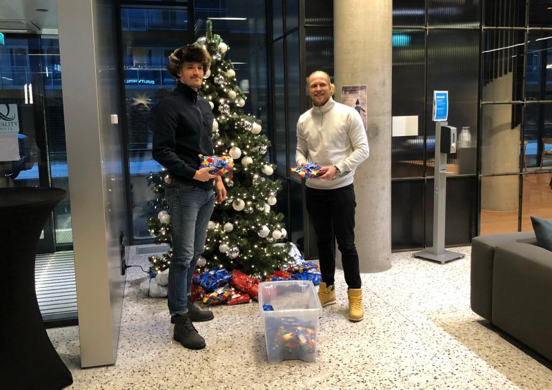 Kaptein Gustav Valsvik og tidligere SIF-spiller Lars Jørgen Salvesen under fjorårets julegaveinnsamling til Blått Hjerte