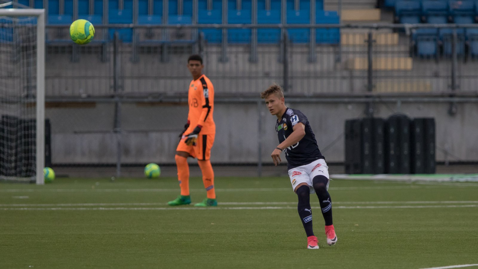 David Campher og Daniel Negussie Skretteberg (i bakgrunnen) for Strømsgodset 3 mot Kongsberg IF.