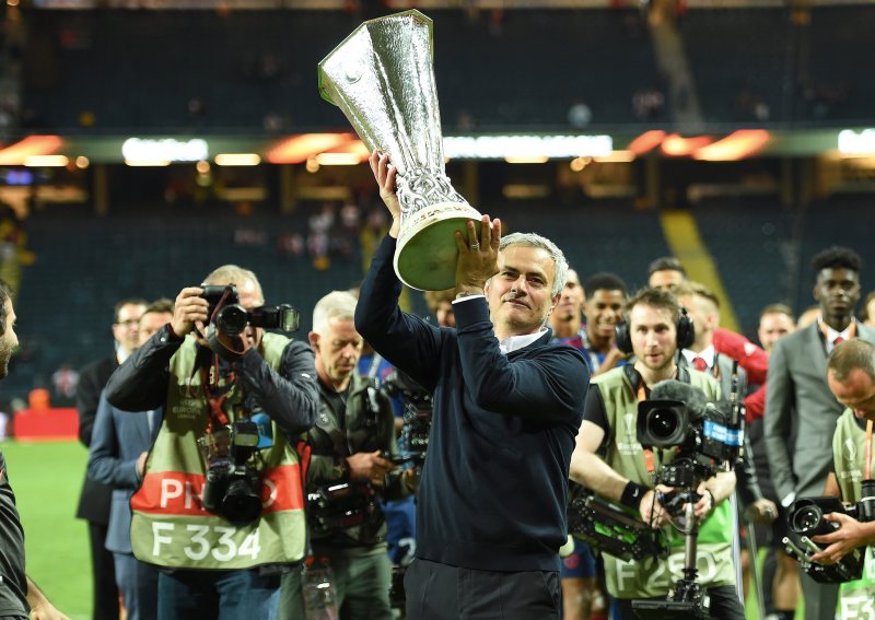 José Mourinho, her med Europa League-troféet i mai, har vært en stor inspirasjon for Vítor Gazimba.