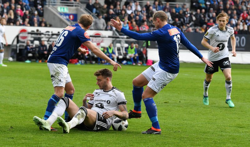 Øyvind Storflor i duell med RBKs Nicklas Bendtner på Lerkendal.