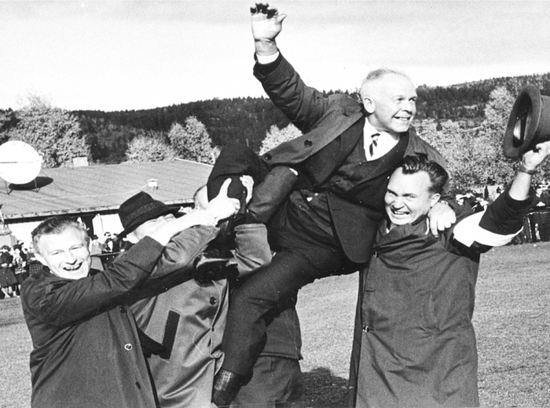 Fritz bæres på gullstol etter opprykket.