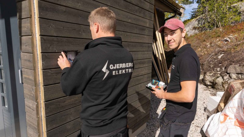 Gutta i Gjerberg Elektro i aksjon på Godset-hytta i fjor sommer.