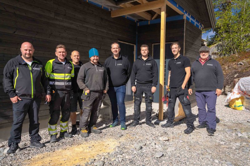Godt samarbeid. Robert Eriksen (t.v.) sammen med deler av teamet som jobbet med å sette opp hytta.