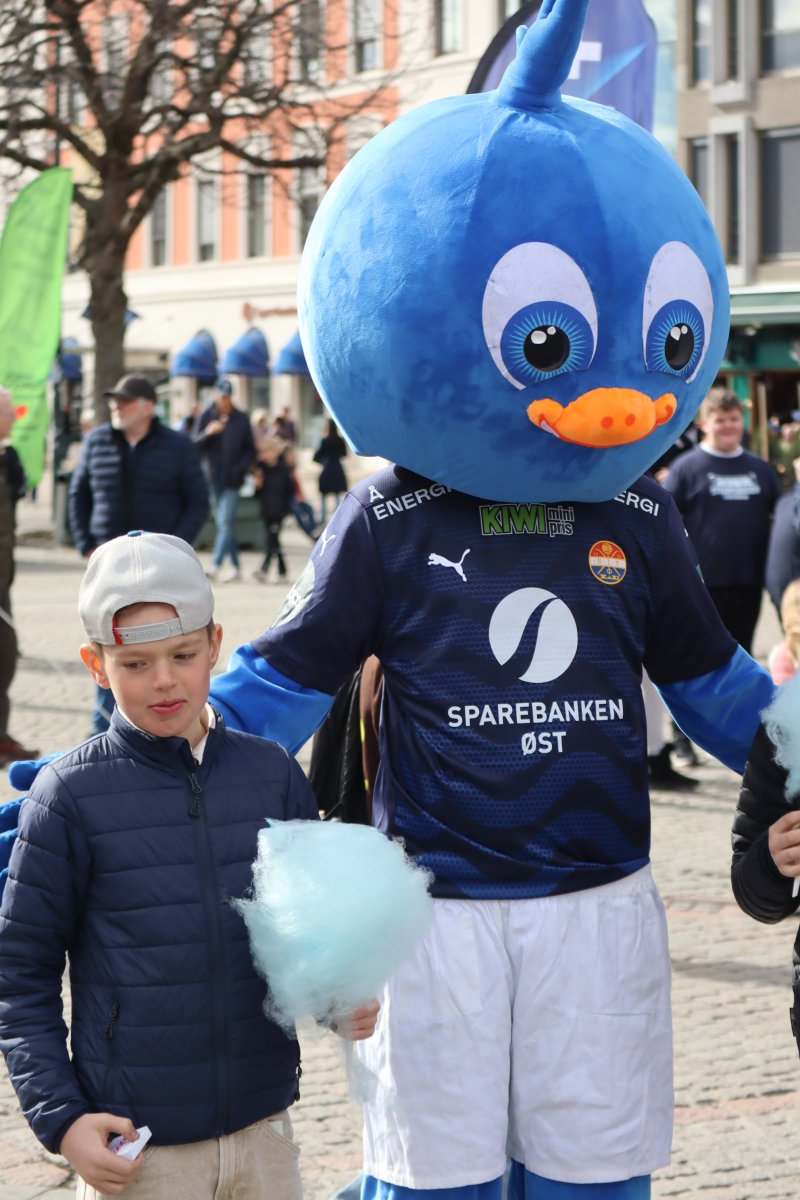 Mange barn fikk sikret seg både blått sukkerspinn og et møte med LilleBlå