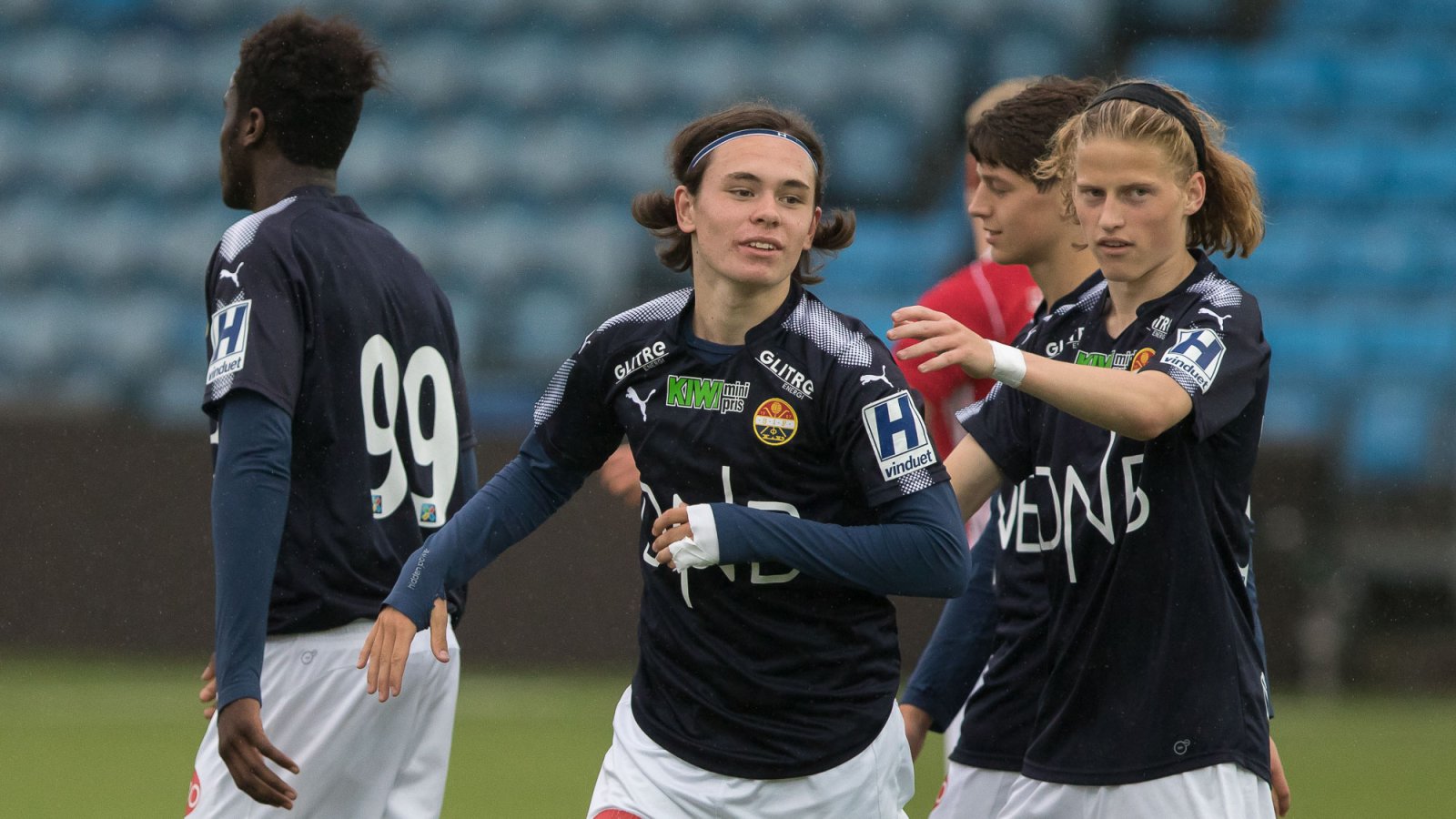 Adrian Granåsen Hjelvik for Strømsgodset 3 mot Kongsberg IF. Andre på bildet: Mustapha Fofana (t.v., nr. 99), Erik Stavås Skistad (delvis skjult) og Johannes Holstad Dahlby (t.h.)