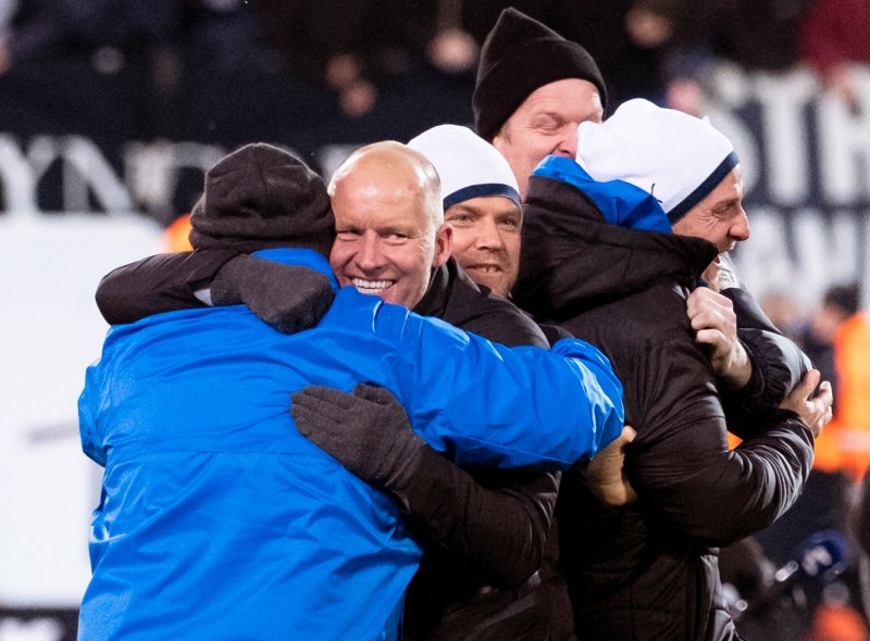 Henrik jubler med teamet sitt etter at plassen i Eliteserien ble sikret i siste serierunde i fjor.