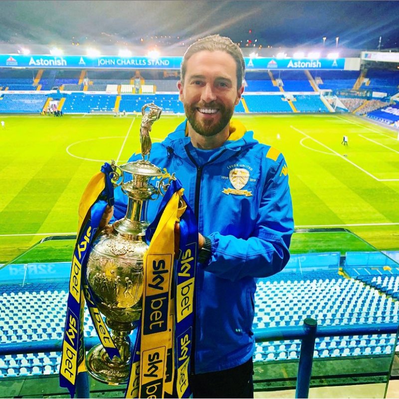 Darren på Elland Road med Championship-trofeet etter opprykket til Premier League. Nå er han klar for å flytte til Drammen.