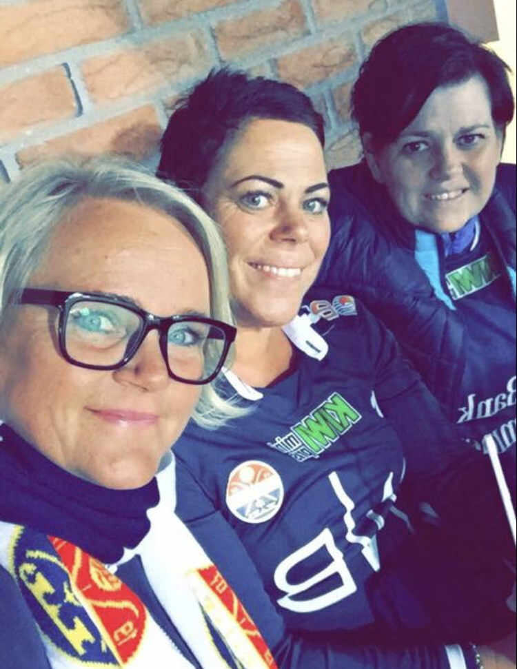 Ina (i front), sammen med fotballvenninner