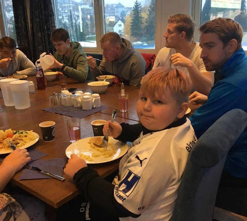 Bo Tobias fikk bli med opp på Champions Club, der han spiste lunsj med spillerne på A-laget i uka før kampen mot Lillestrøm.