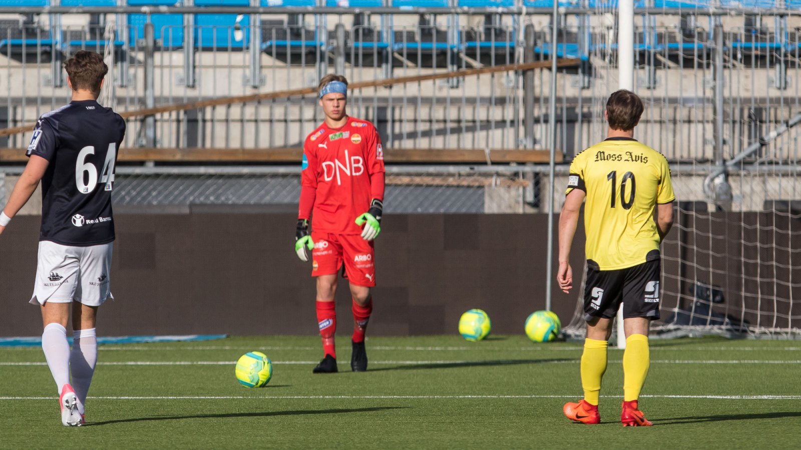Team SIF - Moss FK 2-5, 18. april 2017: Matias Tjellaug Finnestrand. Kasper Flo (nr. 64) i forgrunnen.