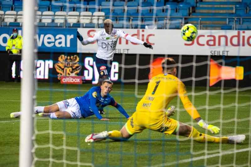 Andreas Linde reddet glimrende på skuddet til Moses Mawa i 1. omgang.