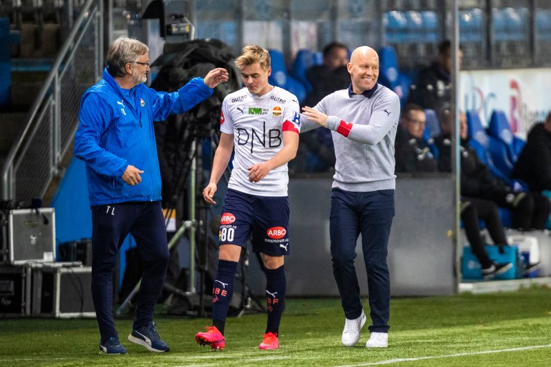 Debutant Andreas får noen gode ord på veien av Henrik Pedersen og lagleder Terje Lysthaug.