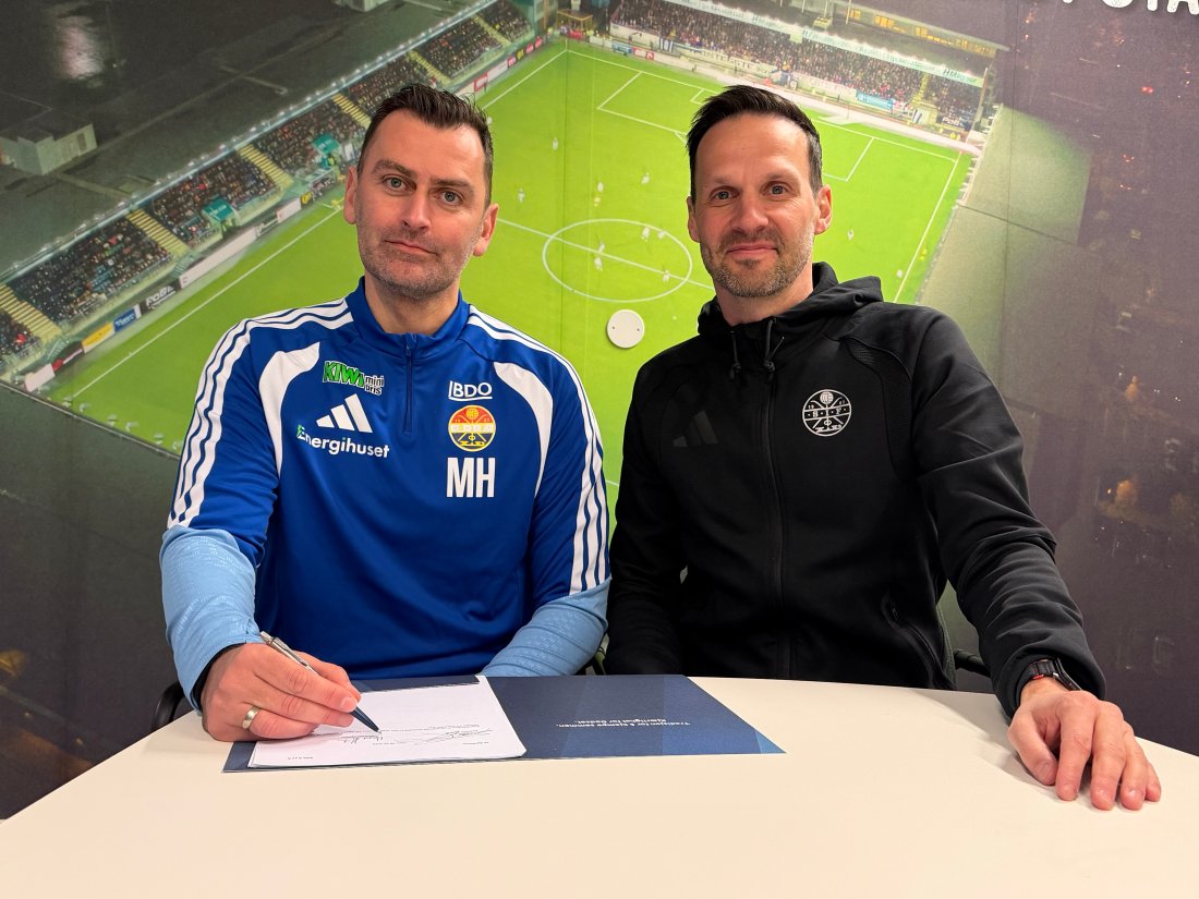 Magne Hoset skriver under kontrakten sammen med sportssjef Jackie Rasmussen.