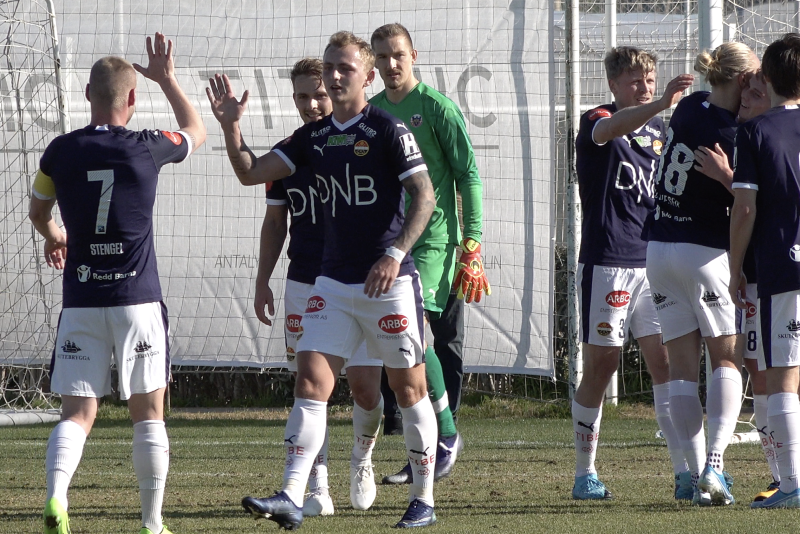 Marcus Mølvadgaard i aksjon for SIF mot Hobro.