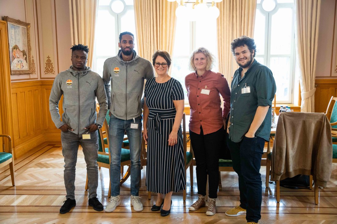 Muhamed Keita, Amahl Pellegrino, stortingspresident Tone Wilhelmsen Trøen, Oda Amalie Kise Hjertstrøm og Tor Itai Keilen. Foto: Stortinget