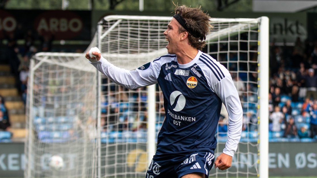 Fredrik Ardraa jubler før han løp opp for å feire 1-0-scoringen med GodsetUnionen. Foto: Tore Norrud.