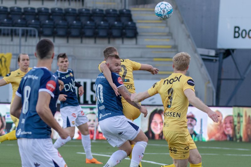 Marcus Pedersen i tøff duell med en Glimt-spiller.