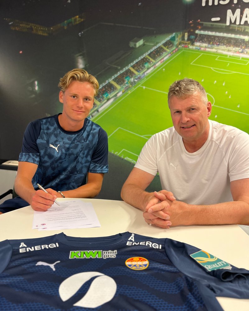 Isac Tostrup-Kval og sportssjef Jostein Flo.