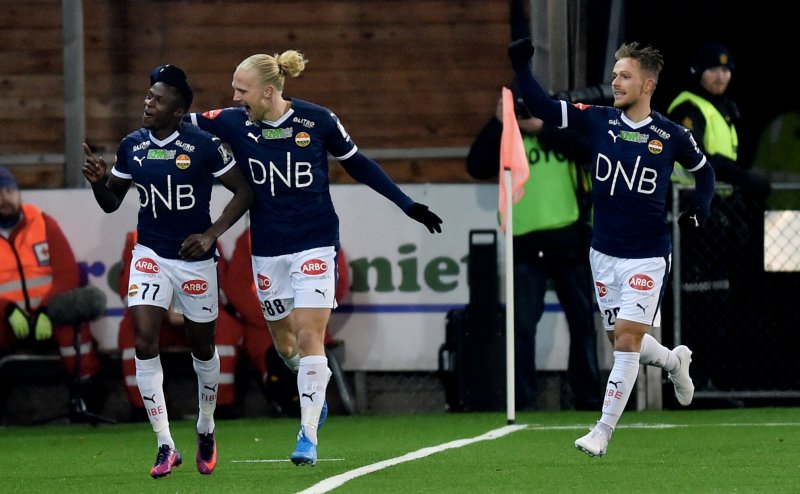 Muhamed Keita, Lars-Jørgen Salvesen og Mikkel Maigaard feirer førstnevntes vakre 2-1-scoring i 2. omgang.