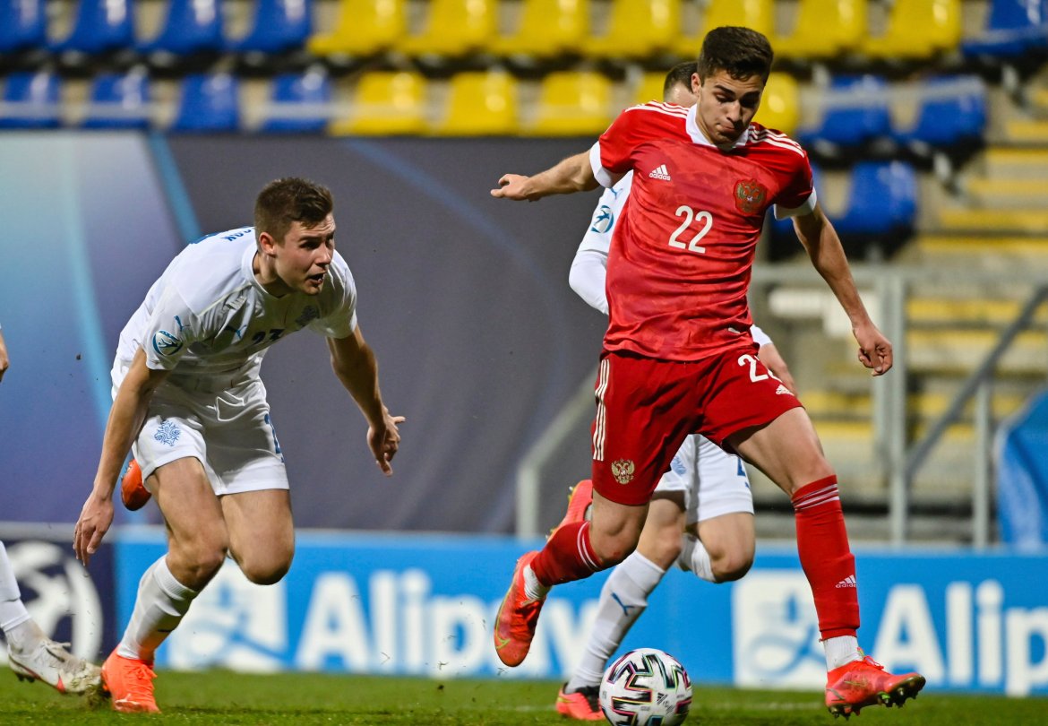 Ari Leifsson spilte fra start i samtlige kamper for Island i U21-EM. Her er han i aksjon i åpningskampen mot Russland.