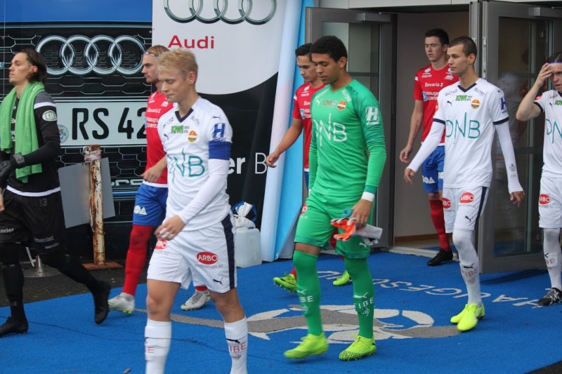 Mathias Gulliksen (t.v), Daniel Skretteberg (midten) og Loti Celina (t.h) skal gjøre sitt ytterste for seier i årets siste hjemmekamp for Team SIF.<br />Foto: Odd Bjarne Hjelvik