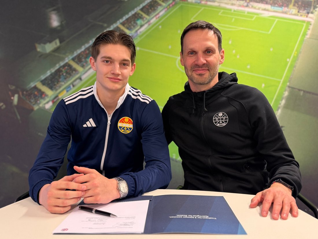 Bilde av André Stavås Skistad sammen med sportssjef Jackie Rasmussen.