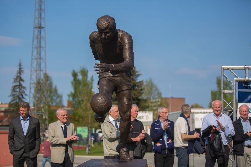 Avduking av Steinar Pettersen sin statue.