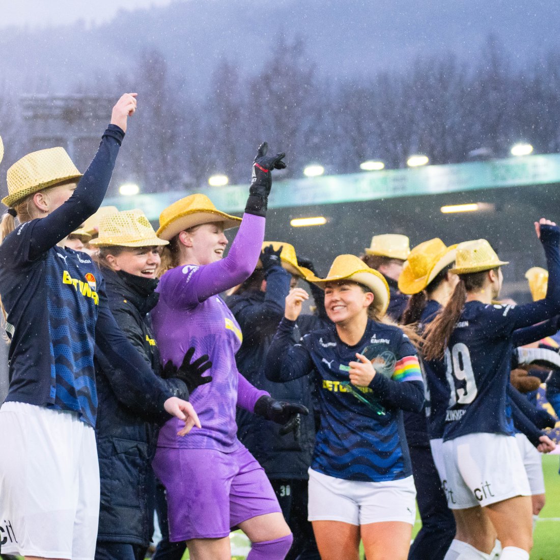 Jentene kunne endelig feire opprykk til 2. divisjon i 2025.