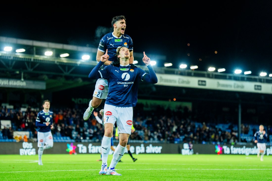 Nikolaj Möller feirer med Marko Farji etter 1-0-målet under eliteseriekampen i fotball mellom Strømsgodset og KFUM på Marienlyst stadion.