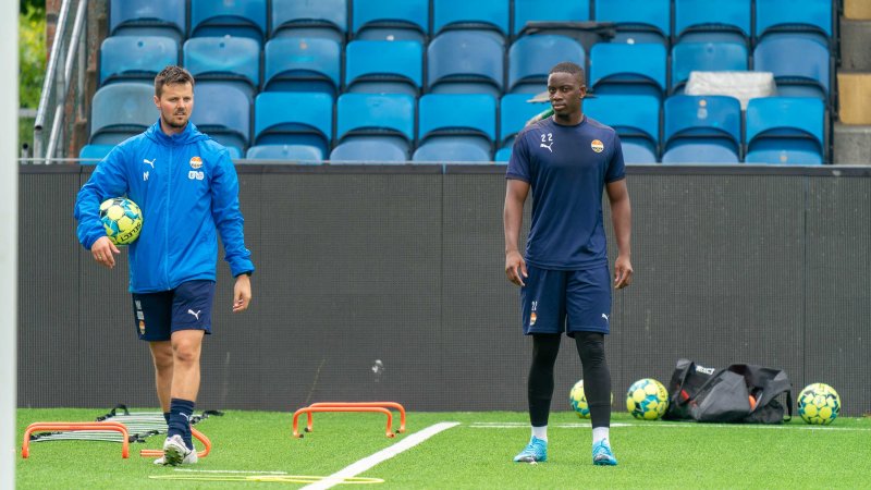 Marius Hoel sammen med Prosper Mendy.