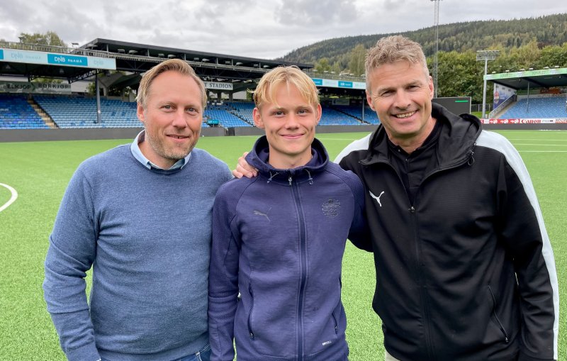 Pappa Knut Anders Gulliksen (t.v.) var på plass da sønnen Tobias forlenget kontrakten med SIF til sommeren 2024.