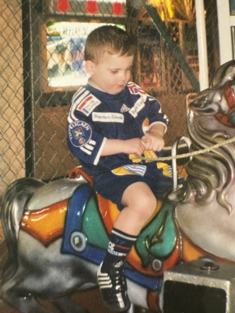 Tobias, 3 år, i Godset-drakt
