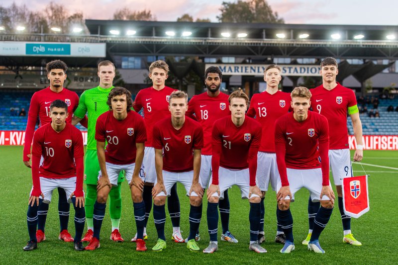 Norges startellever på Marienlyst i går, med Johan Hove i midten foran.