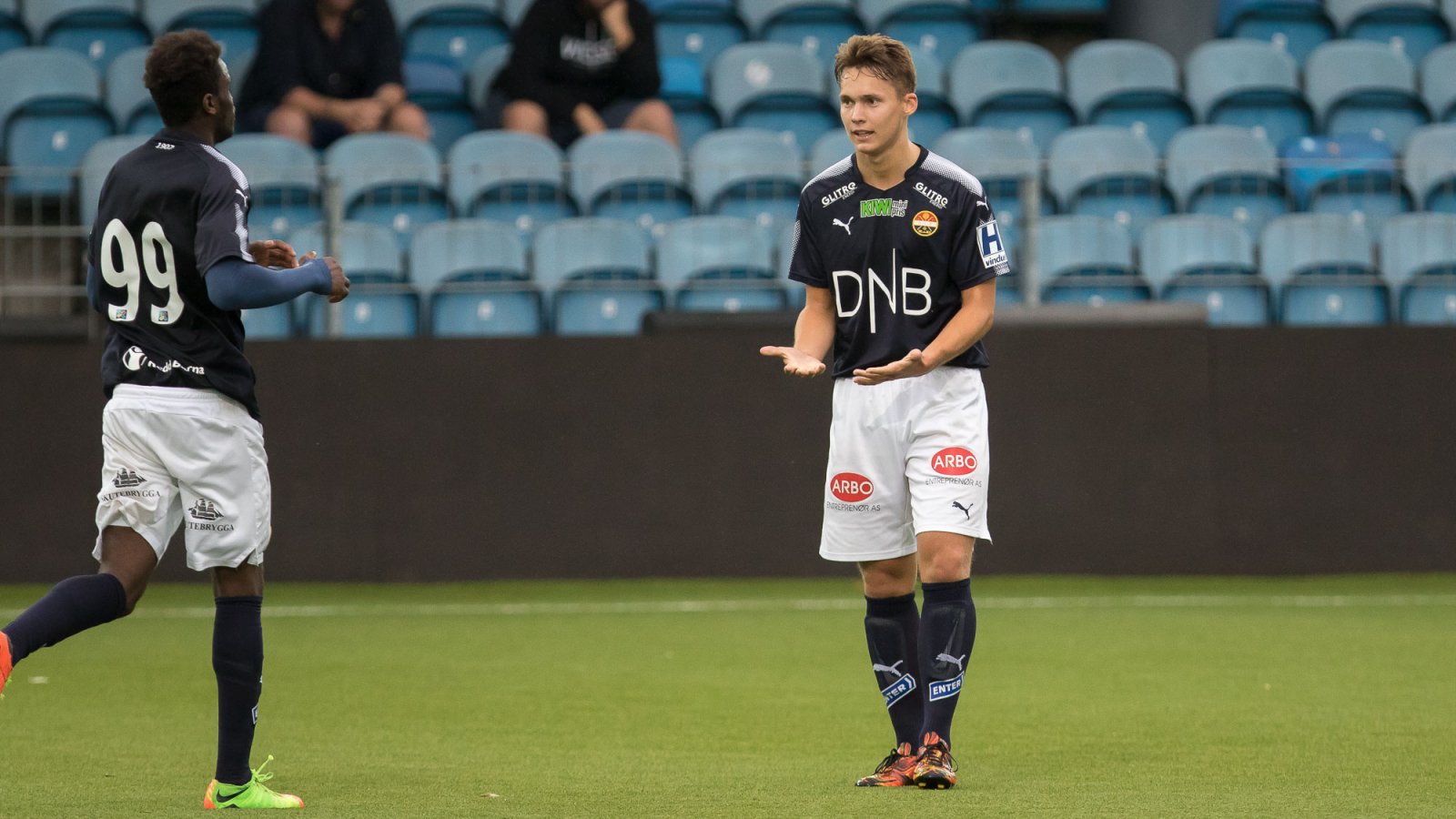 Mustapha Fofana og Simen Hjerkinn Hammershaug feirer sistnevntes scoring, som sørget for 3-1 mot Kongsberg.