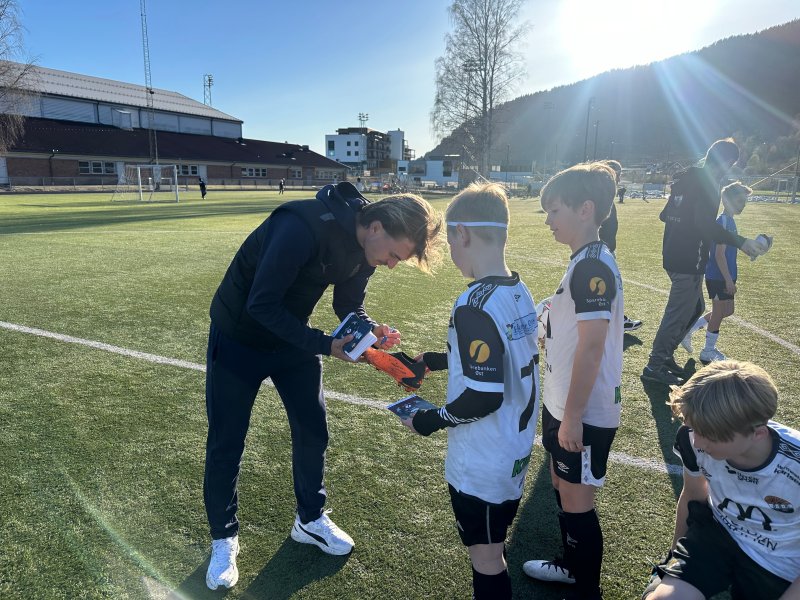 Marcus Mehnert tok seg god tid til autografskriving til barna på Solbegbanen