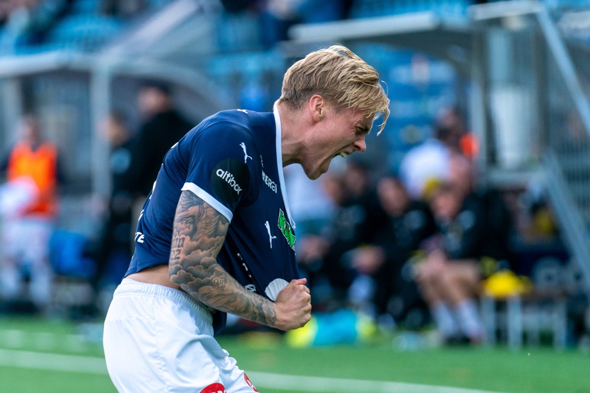 To av to: Her feirer han sin andre scoring i kampen, utligningen til 3-3. Han ble også kåret til dagens SIF-gutt.