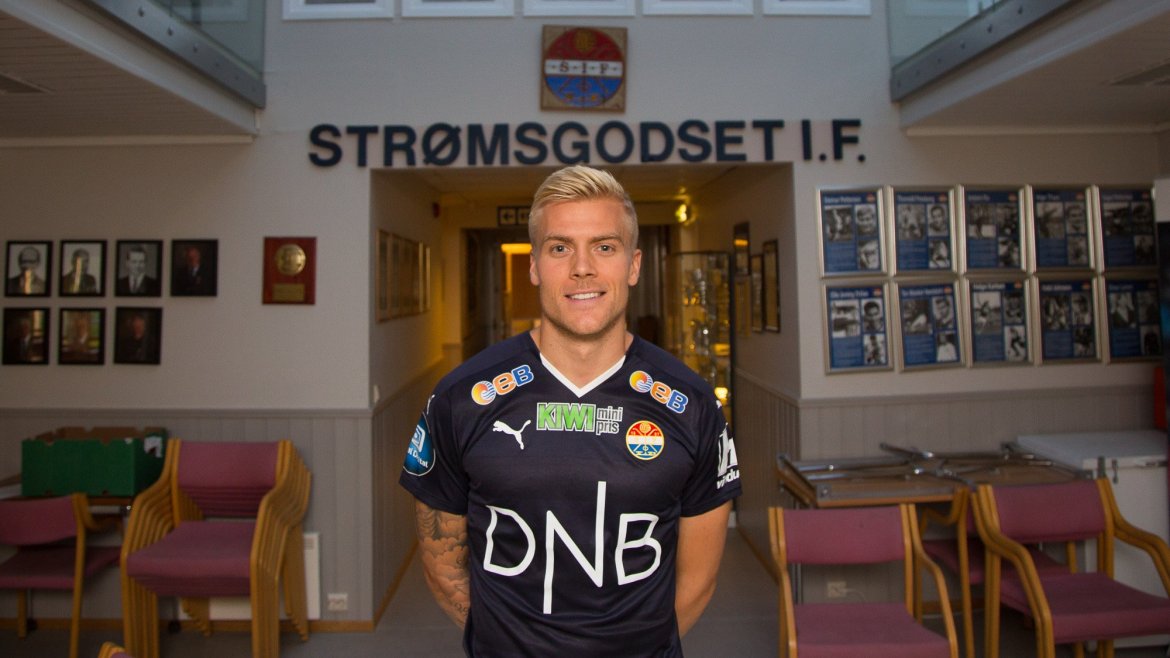 Eirik Ulland Andersen kom til Strømsgodset for første gang fra Hødd i august 2016. Her på SIF-huset på Gulskogen på signeringsdagen.