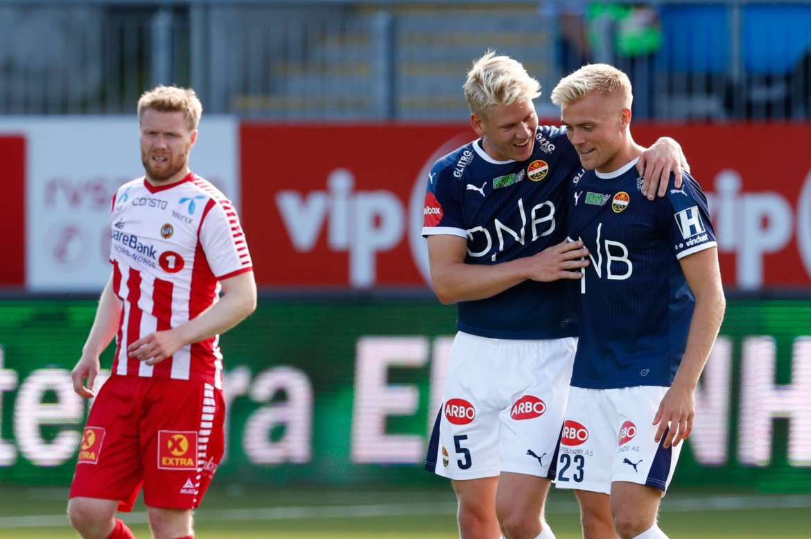 Tomålsscorer: Ulland scoret våre to mål og ble kåret til dagens SIF-gutt mot Tromsø. Her med daværende SIF-kaptein Jakob Glesnes.