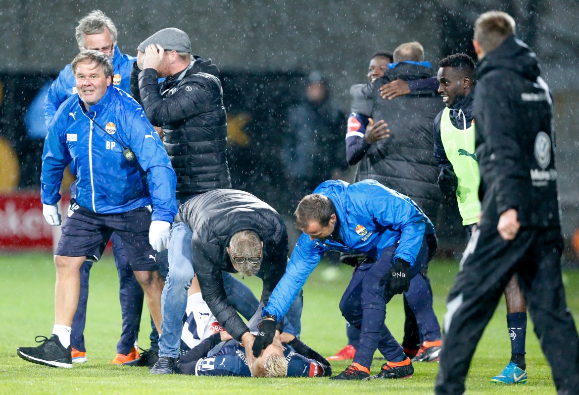 Videre til semi: Ulland på bakken, med Jostein Flo over seg, like etter at vi har slått Haugesund 1-0 på bortebane og tatt oss videre til semifinale i cupen.