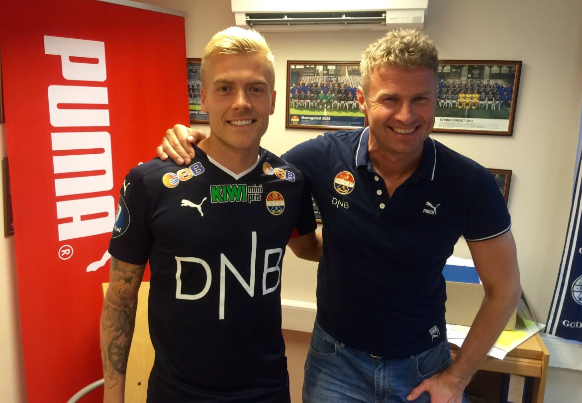 En 23 år gammel Eirik Ulland Andersen sammen med sportssjef Jostein Flo dagen han signerte sin første kontrakt med Strømsgodset, sommeren 2016.
