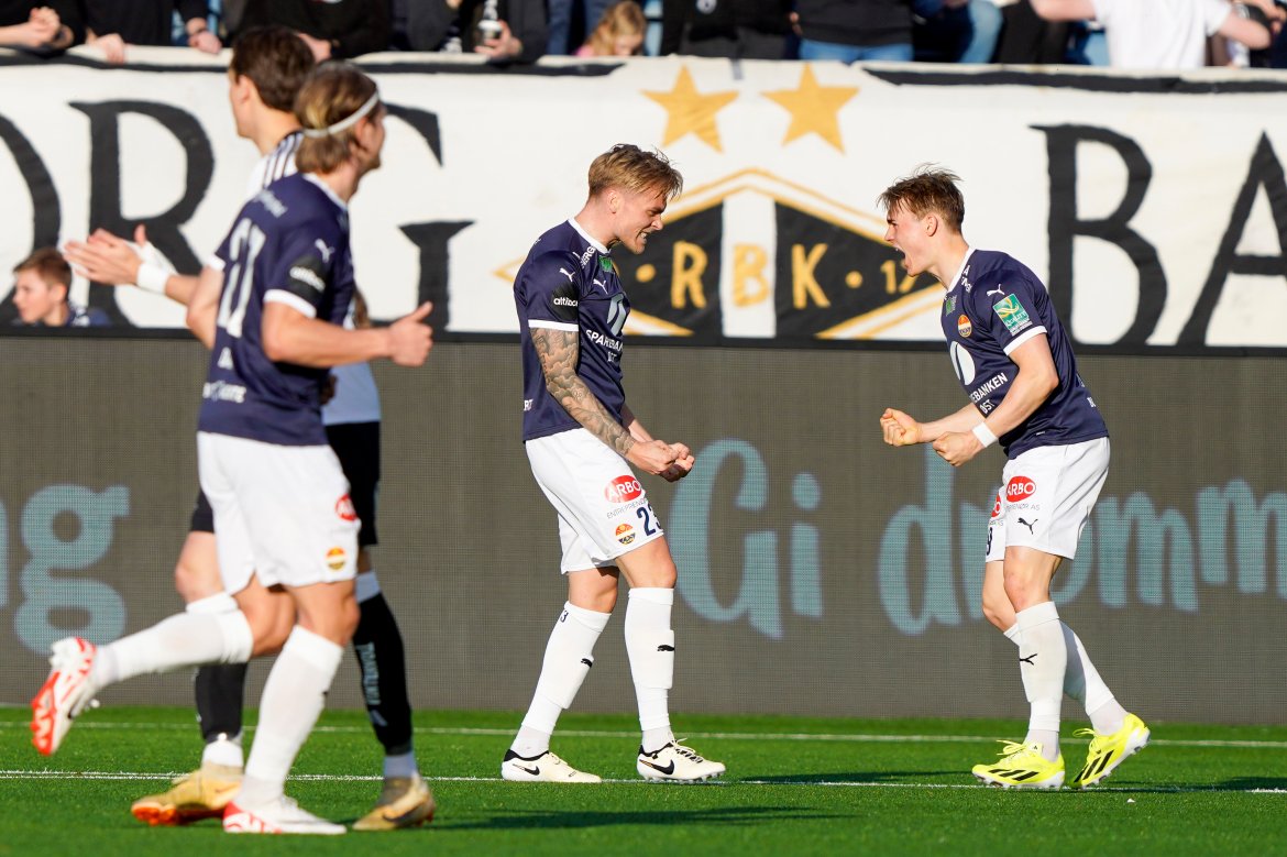 Seier i første hjemmekamp: Ulland og Elias Melkersen jubler over 1-0-seieren over Rosenborg i første hjemmekamp i 2024-sesongen.