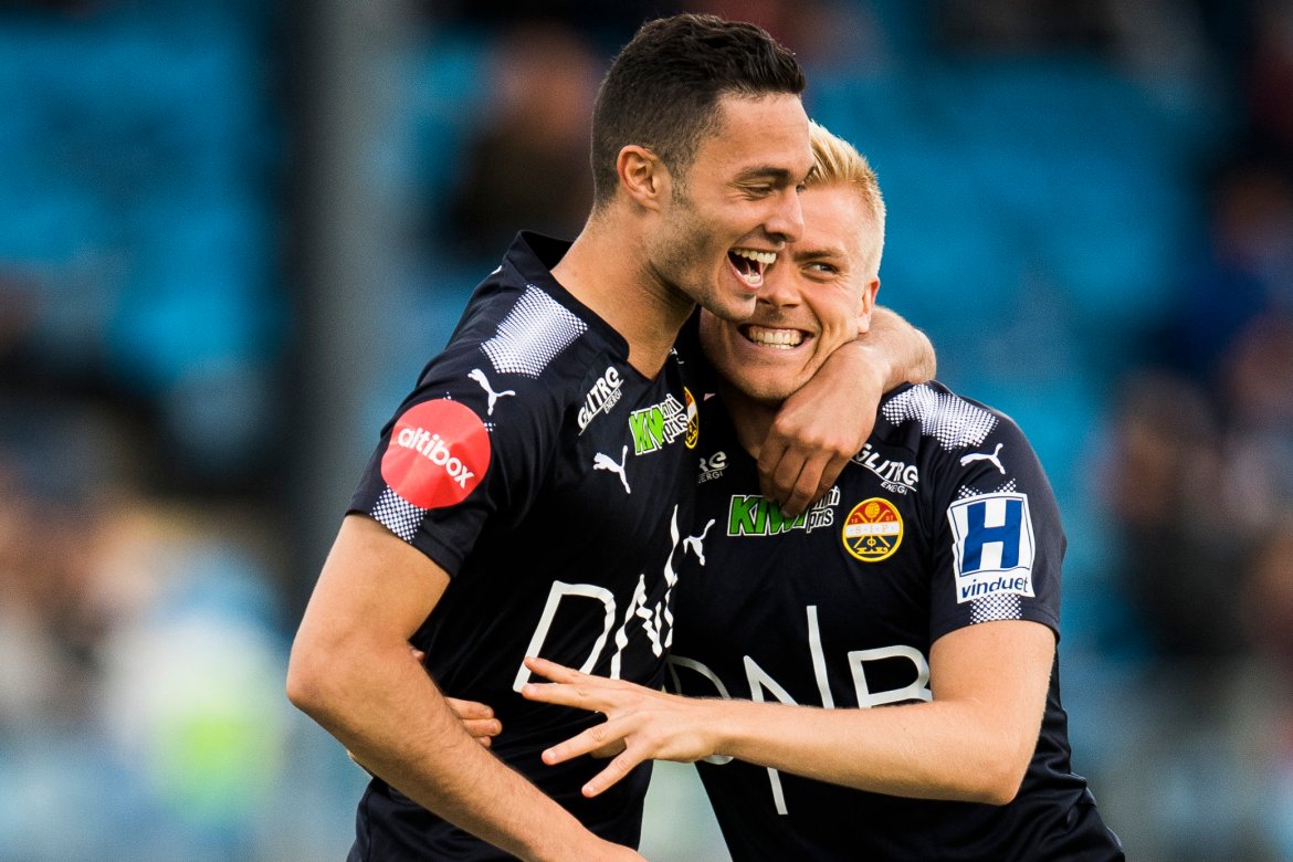 Superduo: En trøblete vårsesong til tross, så var Ulland og Bassel Jradi en fryktet duo i 2017-sesongen. Her feirer de Ullands scoring i hjemmekampen mot Molde - hvor han også ble kåret til dagens SIF-gutt.