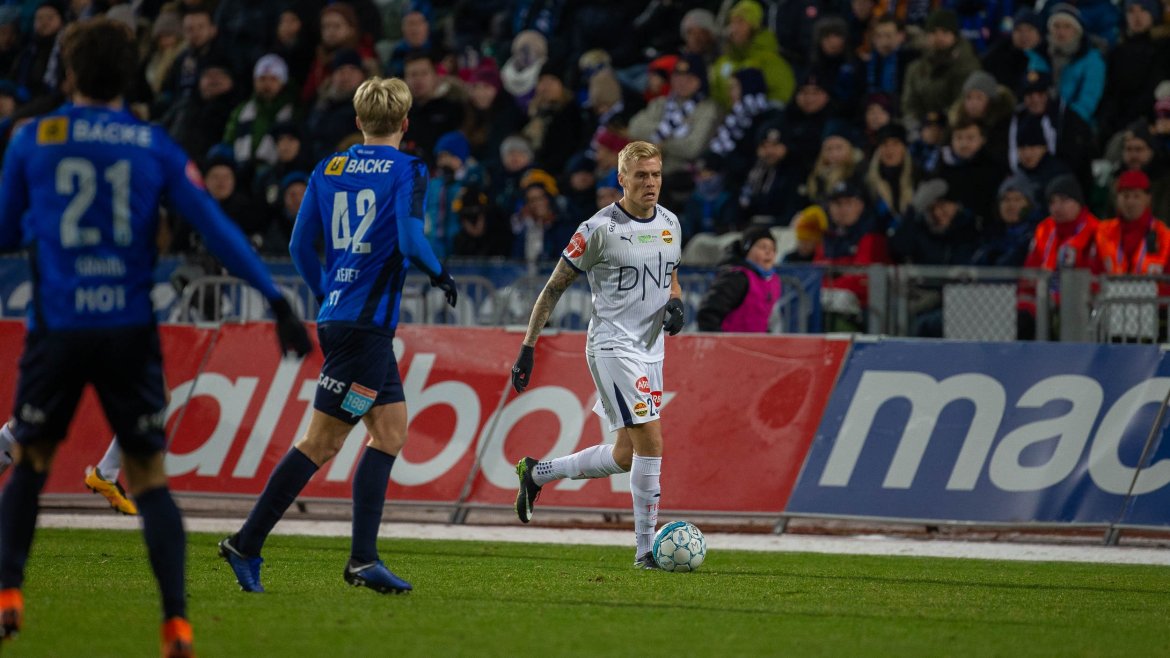 Den dramatiske kvelden på Nadderud: Ulland i aksjon mot Stabæk i siste serierunde i 2018 - hvor vi på dramatisk vis holdt plassen etter overtidsscoring fra Mos Abdellaoue.