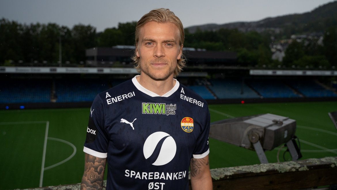 Tilbake på Marienlyst: Foran Marienlyst etter å ha blitt presentert som ny SIF-spiller i august 2023.