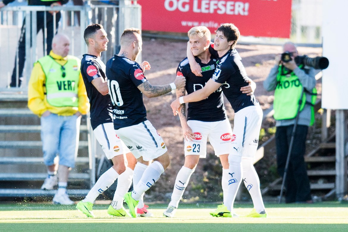 Det første frisparkmålet: Hans første scoring i 2017-sesongen var det første av mange frisparkmål i hans første periode i klubben. Her feires utligningsmålet mot Sarpsborg 08 med Lars Vilsvik, Bassel Jradi og Marcus Pedersen.