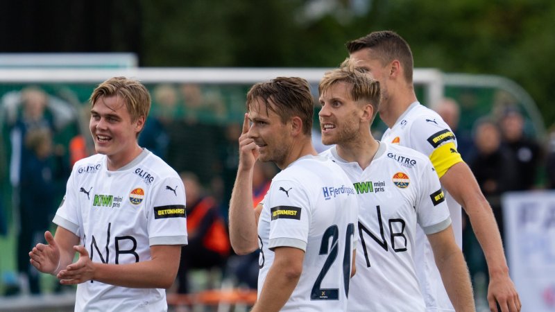Niklas Gunnarsson jubler for scoring og avansement sammen med Andreas Nyhagen, Mikkel Maigaard og Gustav Valsvik.